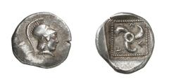 GRIECHISCHE MÜNZEN (GREEK COINS) ->Lykien ->Lykien 4364. Dynast Vekhssere I.. Diobol 440/420 v. Chr., unbestimmte Münzstätte. Kopf der Athena mit korinthischem Helm / Triskeles in Quadratum incusum. V