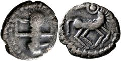KELTISCHE MÜNZEN Rhein- und Donaukelten Quinar vom Hockenden-Männlein-Typus 25/15 v. Chr. Männlein mit Torques nach rechts / Schnabelpferd nach rechts, mit rückwärts gewandtem Kopf. Schulze-Forster, D