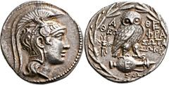 GRIECHISCHE MÜNZEN Attika Athen Tetradrachme "neuen Stils" Magistratsjahr des Theophra... und des Sotas... (162/161 v. Chr.), 5. Monat, Münzbeamter Sokra... Kopf der Athena mit Pegasoshelm / In Kranz:
