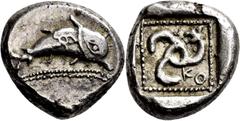 GRIECHISCHE MÜNZEN Lykien Dynast Kuprilli Stater 470/440 v. Chr., Aperlai/Apollonia (?). Delphin mit Triskeles auf dem Rücken nach rechts über Wellenlinie / Triskeles mit Greifenkopf in Quadratum incu