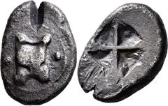 GRIECHISCHE MÜNZEN Attika Athen Didrachme 545/525 v. Chr. ("Wappenmünze"). In Fadenkreis: Astragal zwischen 2 Wertkugeln / Diagonal unterteiltes Quadratum incusum. Svoronos, Tf. 1, Nr. 13-14; HGC 1614