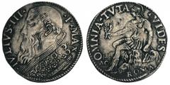 Jules III 1550-1555 Giulio, Rome, non daté, AG 3.24g. Avers: IVLIVS III P MAX Buste de Jules III à gauche, vêtu de la chape Revers: OMNIA TVTA VIDES Rome assise à gauche sur des rochers, vêtue d'une c