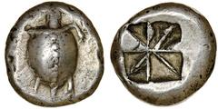 Greek coins Égine Stater,environ 525-480 avant J.C., AG 11.95 g. Avers : Tortue de mer, tête de profil, avec collier fin et rangée de points sur le dos. Revers : Equerre incuse à motif moulin-voile. R