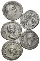 RÖMISCHE MÜNZEN RÖMISCHES REICH, Septimius Severus, Denar. Genius an Altar l. 3,58g (Patina, f.vz); Julia Domna, Denar. Felicitas r. stehend. 2,93g (ss); Domitian Caesar, Denar. Korinthischer Helm auf