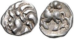 GRIECHISCHE MÜNZEN KELTEN, VINDELICI, Südliches Germanien, AR Quinar (1.Jahrh. v.Chr.) des Büschelmünzen Typus. Stilisierter Apollokopf l. mit zwei Haar-Reihen. Rs.Pferd l. mit dem Kopf zurückgewandt.