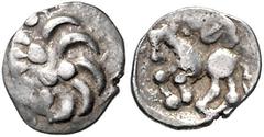 GRIECHISCHE MÜNZEN KELTEN, VINDELICI, Südliches Germanien, AR Quinar (1.Jahrh. v.Chr.) des Büschelmünzen Typus. Gruppe B. Haarwirbel mit zentralen Punkten. Rs.Pferd l., oben Verzierung. 1,45g. ss Zieg