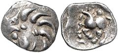 GRIECHISCHE MÜNZEN KELTEN, VINDELICI, Südliches Germanien, AR Quinar (1.Jahrh. v.Chr.) des Büschelmünzen Typus. Gruppe A. Haarwirbel mit zentralen Punkten. Rs.Pferd l., unten Schlange, oben Punkt. 1,7