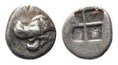 IONIEN/Klazomenai, AR Diobol, Sear 3503 Var. AR Diobol (5.Jh.v.Chr.). Geflügeltes Ebervorderteil r. Rs.Quadratum incusum. 0,99g. f.ss