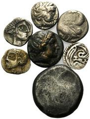 OSTKELTEN , Beischlag zu einem AR Quinar Philipp II. Stil. Zeuskopf mit Kugelwange. Rs.Pferd, oben Ringel. 2,19g (ss). DAZU: gleicher 2,33g (s); Rohling einer AR Tetradr. 13,53g; späterer Phantasiegus