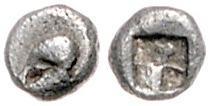 GREEK COINS KLEINASIEN, IONIEN / Incertum / Westkleinasien, AR Tetartemorion (620-600 v.Chr.). Korinthischer Helm l. Rs.Quadratum incusum. 0,17g. vgl.Pozzi 2390, sehr selten,