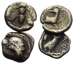 GREEK COINS GRIECHENLAND, ATTIKA / Stadt Athen, AR Obol (460-455 v.Chr.). Athenakopf r. Rs.Eule r. stehend, l. Olivenzweig. 0,61g. DAZU:IONIA, Ephesos, AR Trihemiobol (390-380 v.Chr.), Biene. Rs.Hirsc