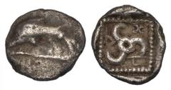GREEK COINS KLEINASIEN, LYKIEN. Dynasten (500-460 v.Chr.), AR 1/6 Stater (480-460 v.Chr.). Delfin l. Rs.Triskeles in incusem Perlenviereck. 1,43g. BMC 19.11.51, Var., selten, f.ss/ss+