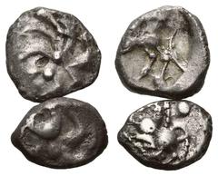 GREEK COINS KELTEN, VINDELICI, Südliches Germanien, AR Quinar. Büschel, in der 'Zange' Punkt. Rs.Pferd l., Schweif mit großem Ringel. 1,82g. DAZU: AR Quinar. Büschel, in der 'Zange' Punkt, Zentralpunk