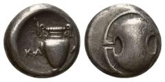 GREEK COINS GRIECHENLAND, BOEOTIEN / Stadt Thebes (Theben), AR Stater (379-338 v.Chr.). Boeotischer Schild. Rs.Amphore, zwischen KA-L[LI], i.F.l. herabhäng. Band/Kranz. 11,81g. SNG.Cop.340; BMC 8.83.1
