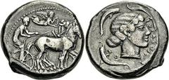 Tétradrachme, (485-479). A/. Quadrige au pas à droite. Niké volant à droite couronne les chevaux. R/. Tête d’Aréthuse à droite, cheveux retombant sur la nuque, entre quatre dauphins. - Références : Bo