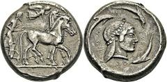Tétradrachme, (474-450). A/. Quadrige au pas à droite. Niké volant à droite couronne les chevaux. R/. Tête d’Aréthuse à droite, cheveux enroulés sur la nuque, entre quatre dauphins. - Références : Boe