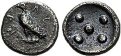 MONNAIES GRECQUES: SICILE ET CARTHAGE Pentonce (470-450). A/. AKRA, aigle debout à gauche. R/. Cinq globules. - Référence : SNG, ANS, n° 996 - Argent. 0,25 g. 6 mm. Très Beau. Très Rare. (150-250 EUR)