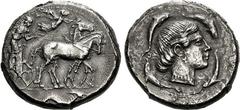 MONNAIES GRECQUES: SICILE ET CARTHAGE Tétradrachme, (474-450). A/. Quadrige au pas à droite. Niké volant à droite couronne les chevaux. A l'exergue, un pistrix. R/. Tête d'Aréthuse à droite, cheveux r