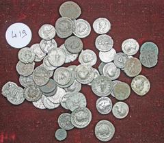 LOTS DE MONNAIES LOTS DE MONNAIES.ROME. Lot de 53 monnaies romaines. 30 deniers (Vespasien, Titus, Domitien, Nerva (2), Trajan (2), Adrien, Lucille (2), Antonin et Marc-Aurèle (3), Septime Sévère, Car