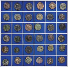 ROMAN COINS LOTS RÖMISCHER MÜNZEN Bronzemünzen aus der Zeit des Severus Alexander: Das Lot beinhaltet Münzen des Severus Alexander (21x), der Julia Mamaea (11x) und der Orbiana (4x). Es finden sich 35