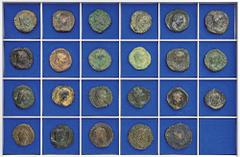 ROMAN COINS LOTS RÖMISCHER MÜNZEN Bronzemünzen von Traianus Decius bis Postumus: Das Lot beinhaltet Münzen des Traianus Decius (9x), des Herennius Etruscus (1x), der Herennia Etruscilla (2x), des Treb