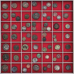 ROMAN COINS LOTS RÖMISCHER MÜNZEN Spätrömische Münzen: Das Lot beinhaltet Silber- und Bronzemünzen aus dem 4. Jahrhundert, darunter vornehmlich der constantinischen Dynastie. Es finden sich Münzen des