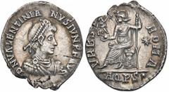 ROMAN COINS ROMAN COINS MÜNZEN DER RÖMISCHEN KAISERZEIT Valentinianus II., 375-392. AR-Siliqua, 375/378, Aquileia; 1,91 g. Drapierte Büste r. mit Perldiadem//Roma sitzt l. auf Panzer mit Victoria auf 