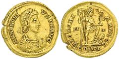 ROMAN COINS MÜNZEN DER RÖMISCHEN KAISERZEIT Honorius, 393-423. AV-Solidus, 395/402, Mediolanum; 4,38 g. Drapierte Büste r. mit Perldiadem//Kaiser steht r. mit Standarte und Victoria auf Globus, Fuß au