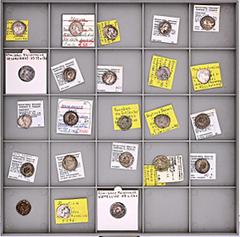 ROMAN COINS LOTS RÖMISCHER MÜNZEN Münzen der römischen Kaiserzeit: Das interessante Lot enthält sowohl Silber- als auch Bronzeprägungen des 1. bis 3. Jahrhunderts. Es finden sich 22 Denare, darunter P