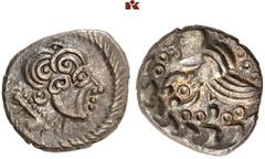 KELTISCHE MÜNZEN GERMANIA. ANONYM. AR-Quinar, Typ Nauheim, 100/50 v. Chr.; 1,56 g. Kopf r. in Torques//Vogelmännchen l. mit Torques. Castelin, Zürich 1113 ff.; Dembski 354 ff.; Slg. Flesche 405. Knapp