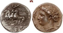 GRIECHISCHE MÜNZEN SICILIA. SYRAKUS. AR-Dekadrachme, 400/370 v. Chr., signiert von Euainetos; 43,03 g. Quadriga im Galopp l., der Lenker, von fliegender Nike bekränzt, streckt den Treibstab weit vor; 
