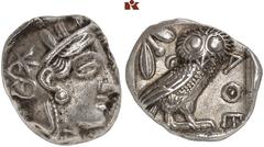 GRIECHISCHE MÜNZEN ATTICA. ATHEN. AR-Tetradrachme, um 440/420 v. Chr.; 16,95 g. Athenakopf r. mit attischem Helm//In Incusum: Eule r., dahinter Olivenzweig und Mondsichel. Flament Gruppe II. Feil- und