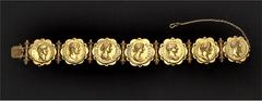 RÖMISCHE MÜNZEN MÜNZSCHMUCK MIT RÖMISCHEN GOLDMÜNZEN. Goldenes Armband mit sieben Segmenten, in die sieben Aurei eingelassen sind. Gewicht: 83,56 g. Folgende Aurei sind enthalten (in der Reihenfolge d