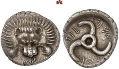 DIE SAMMLUNG DR. KAYA SAYAR, TEIL I - LYKIEN, PAMPHYLIEN UND KILIKIEN LYCIA. Dynastische Prägungen. Trbbenimi AR-Tetrobol, um 390/370 v. Chr., Wedrei; 3,07 g. Löwenmaske v. v., unten Triskelis (aus F 