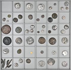 GREEK COINS LOTS GRIECHISCHER MÜNZEN Lot griechischer Silber- und Bronzemünzen sowie einer Goldmünze: Enthalten sind 48 Münzen der griechischen Welt von Metapont und Ebusus, über Griechenland (Macedon