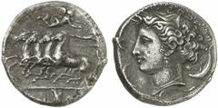 GRIECHISCHE MÜNZEN SICILIA SYRAKUS AR-Dekadrachme, nach 405 v. Chr.; 42,89 g. Quadriga im Galopp l., der Lenker, von fliegender Nike bekränzt, streckt den Treibstab weit vor; im Abschnitt Waffengruppe