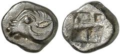 GRIECHISCHE MÜNZEN TROAS KEBREN AR-Obol, 5. Jahrhundert v. Chr.; 0,53 g. Widderkopf l.//Incusum. Klein 312. Fast vorzüg­lich Die Zuweisung ist nicht gesichert. Alois Wenninger weist diese Stücke Klazo