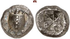 GREEK COINS AEGINA AEGINA. AR-Stater, 525/475 v. Chr.; 12.10 g. Seeschildkröte//Vielfach geteiltes Incusum. SNG Delepierre vergl. 1501 ff; Hoover 428. Herrliche Patina, vorzüglich Exemplar der Auktion