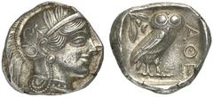 GRIECHISCHE MÜNZEN ATTICA ATHEN AR-Tetradrachme, um 440/420 v. Chr.; 17,17 g. Athenakopf r. mit attischem Helm//In Incusum: Eule r., dahinter Olivenzweig und Mondsichel. Flament Gruppe II. Vorzüglich 