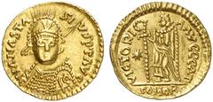 MEROWINGER PRÄGUNGEN OHNE MEROWINGISCHE KÖNIGSNAMEN NACH 507 AV-Solidus im Namen Anastasius I.; 4,40 g. C N ΛNΛSTΛ – SIVS P T ΛVG Gepanzerte Büste v. v. mit Helm, Schild und Speer//VICTORI – L LVGGG L