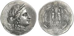 TETRADRACHMEN DES HELLENISMUS DIE SAMMLUNG DIETER GRUNOW, BERLIN GRIECHEN KYKLADEN SYROS. AR-Tetradrachme, um 150 v. Chr.; 16,39 g. Demeterkopf r. mit Ährenkranz//In Lorbeerkranz: die Kabiren stehen v
