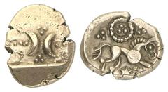 KELTISCHE MÜNZEN EINE BEDEUTENDE SPEZIALSAMMLUNG BRITANNIA ICENI (Nordostengland) AV-Stater, 45/40 v. Chr.; 5,34 g. Zwei Mondsicheln//Pferd r., darüber Ring mit drei Punkten, unten Stern. Rudd, Ancien