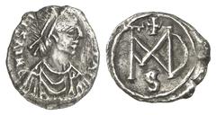 BYZANTINISCHE MÜNZEN Iustinianus I., 527-565. AR-schwere 1/2 Siliqua, 537/552, Carthago; 1,16 g. Drapierte Büste r. mit Diadem//Monogramm, darüber Kreuz, unten S. DOC ­; Hahn, MIBE 53; Sear 254 (dort 