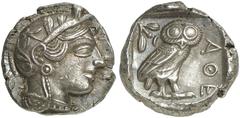 GRIECHISCHE MÜNZEN ATTICA ATHEN AR-Tetradrachme, um 440/420 v. Chr.; 17,16 g. Athenakopf r. mit attischem Helm//In Incusum: Eule r., dahinter Olivenzweig und Mondsichel. Flament Gruppe II. Selten in d