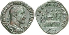 RÖMISCHE MÜNZEN MÜNZEN DER RÖMISCHEN KAISERZEIT Maximinus I. Thrax, 235-238. Æ-Sesterz, 235/236, Rom; 23,63 g. Drapierte Büste r. mit Lorbeerkranz//Maximinus sitzt l. auf Platt­form, dahinter zwei Sol