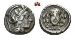 ATHEN. AR-Triobol, 390/295 v. Chr.; 2,14 g. Athenakopf r. mit attischem Helm//Eule steht v. v. zwischen Olivenzweigen. SNG München 106 f. Herrliche Patina, sehr schön Erworben 1993 bei der Münzenhandl