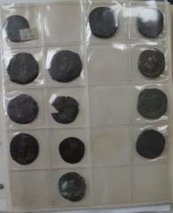 RÖMISCHE MÜNZEN LOTS RÖMISCHER MÜNZEN Münzalbum der antiken Welt: Das Album enthält griechische, römische, byzantinische und orientalische Prägungen in Bronze und Silber. Hervorzuheben sind dabei ein 