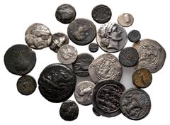 GRIECHISCHE MÜNZEN LOTS Lot griechischer Münzen: Enthalten sind zwölf silberne und 22 bronzene Münzen verschiedener Nominale und Bereiche der griechischen Antike. Die klassischen griechischen Städte w