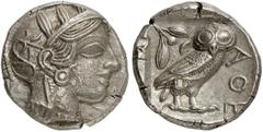 GRIECHISCHE MÜNZEN ATTICA. ATHEN. AR-Tetradrachme, um 420/405 v. Chr.; 17,09 g. Athenakopf r. mit attischem Helm//In Incusum: Eule r., dahinter Olivenzweig und Mondsichel. Flament Gruppe III (Avers II