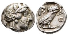 GRIECHISCHE MÜNZEN GRIECHISCHE MÜNZEN ATTICA ATHEN. AR-Tetradrachme, um 440/420 v. Chr.; 17,11 g. Athenakopf r. mit attischem Helm//In Incusum: Eule r., dahinter Olivenzweig und Mondsichel. Flament Gr